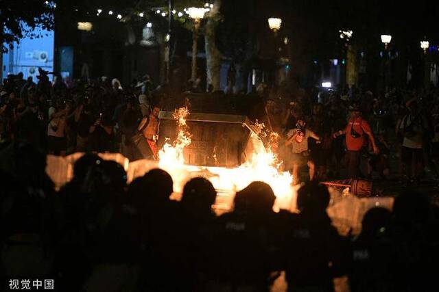 当地时间2024年2月2日，阿根廷布宜诺斯艾利斯，示威者在国会外的抗议活动中放火。（图源：视觉中国）