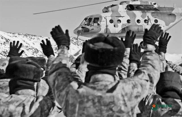 直升机飞上新疆军区红山嘴哨所送年货。