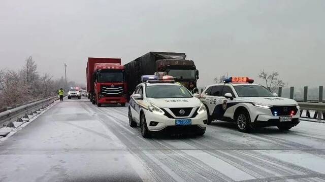 湖北极端暴雪冻雨五日：困在高速的回家路变得更“遥远”