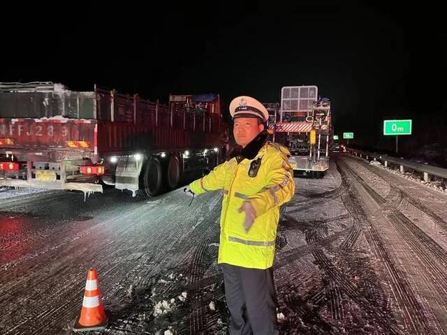 随县大队民警风雪中为故障车警戒。  “湖北交警”微信公号图（除署名外）