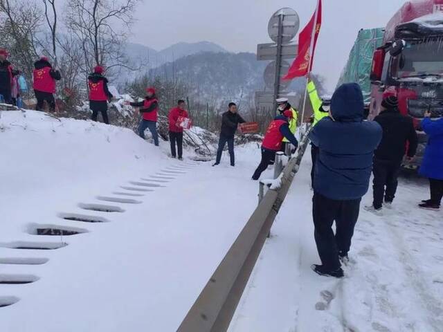 湖北极端暴雪冻雨五日：困在高速的回家路变得更“遥远”