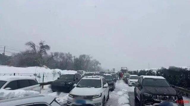 ▲大雪天气导致高速路拥堵受访者供图（红星新闻）