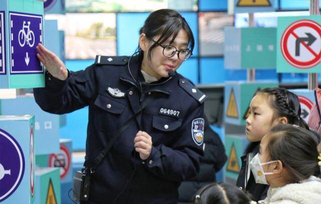 民警在向孩子们讲解交通安全知识通讯员周强摄