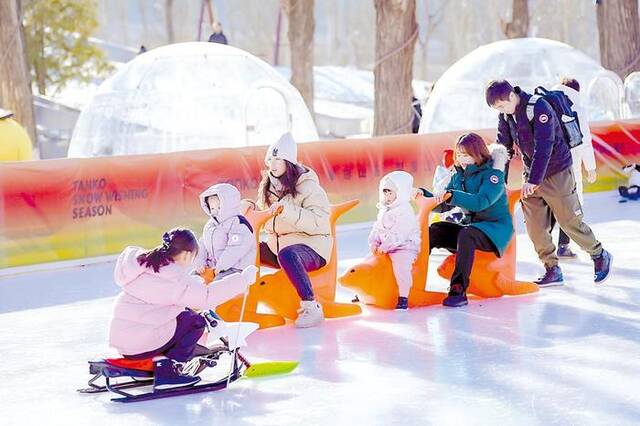 图为游客参与“冬日暖阳冰雪京西”2024年门头沟冬季冰雪嘉年华活动，尽情享受冰雪项目带来的乐趣。葛亮摄