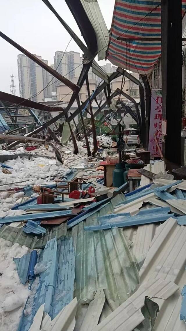 陈元早餐店外，坍塌的菜市场顶棚。