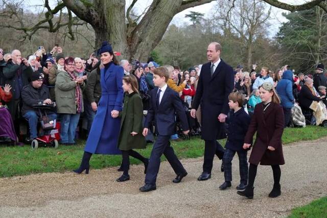当地时间2023年12月25日，英国英格兰东部，威廉王子、凯特王妃等人抵达圣玛丽抹大拉教堂庆祝圣诞节。图/ICphoto