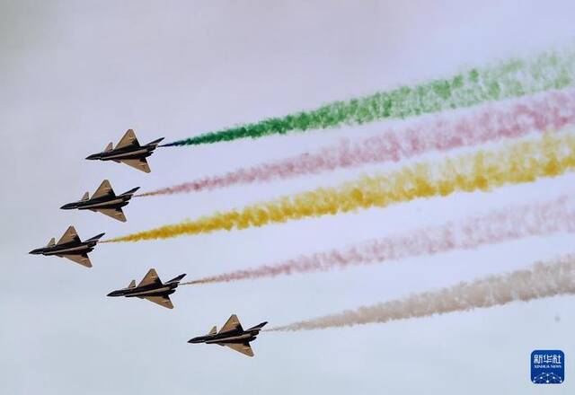 中国空军八一飞行表演队在沙特世界防务展进行飞行表演