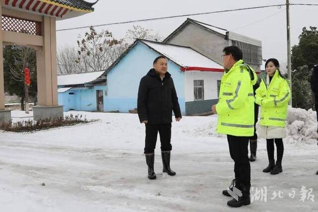 2月3日下午，松滋市委书记沈先武深入迎战冰雪一线，督导检查低温雨雪冰冻灾害防范应对工作，看望慰问坚守岗位的一线工作人员。湖北日报图