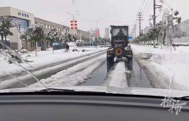 保险公司一夜接4000多个高速事故报警，有人在火车上待了两天两夜……湖北这场雪，要下到什么时候？