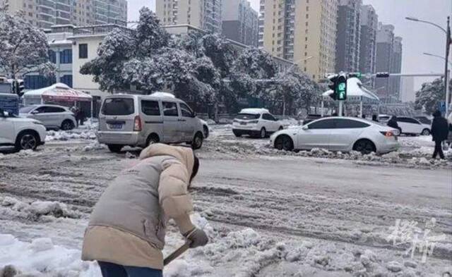 保险公司一夜接4000多个高速事故报警，有人在火车上待了两天两夜……湖北这场雪，要下到什么时候？