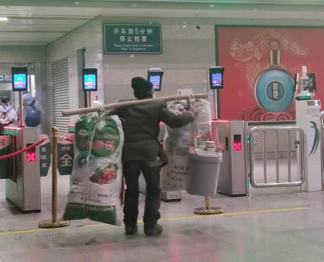 1月30日凌晨，向代贵挑着行李出现在北京西站第五候车室。 新京报记者赵敏摄