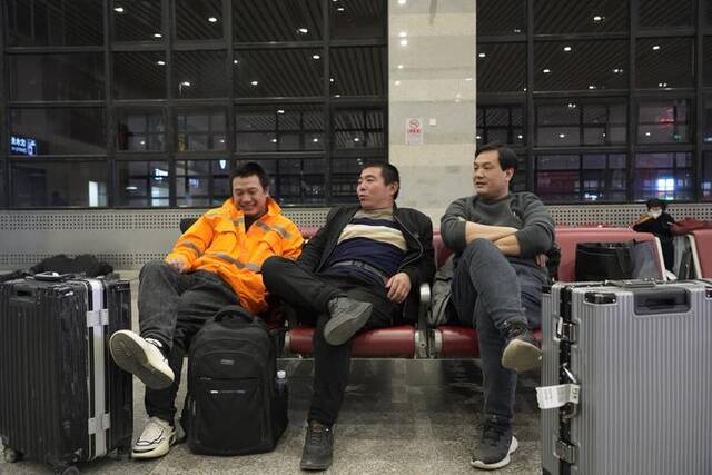 1月27日凌晨，在乌兹别克斯坦务工的秦松、何天、郭文志（从左至右）乘坐飞机回国后，到北京西站中转。 新京报记者赵敏摄