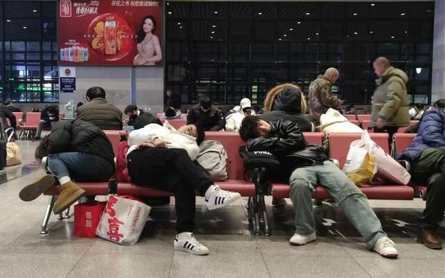 凌晨的北京西站，候车的三位乘客在座椅上睡着了。 新京报记者赵敏摄