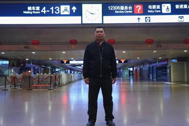 刘成在北京西站候车室拍照留念。 新京报记者赵敏摄