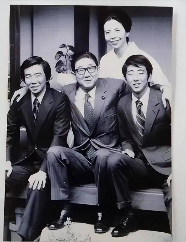 父亲、叔叔和儿子都是首相！这位日本政坛教母去世了