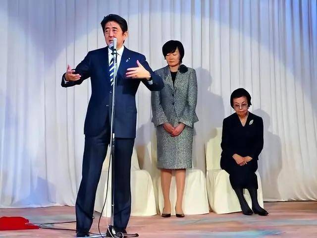 父亲、叔叔和儿子都是首相！这位日本政坛教母去世了