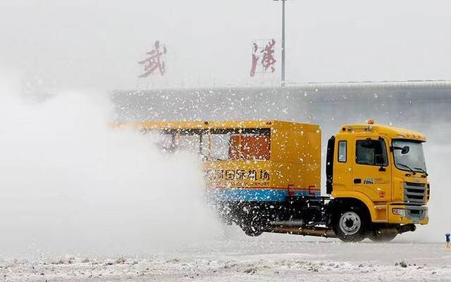 湖北暴雪中，困在路上的返乡人