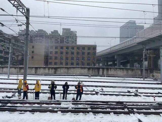 铁路旁，清扫积雪的工作人员。受访者供图