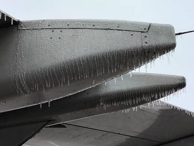 2月2日，武汉天河机场的飞机上挂着冰挂。受访者供图