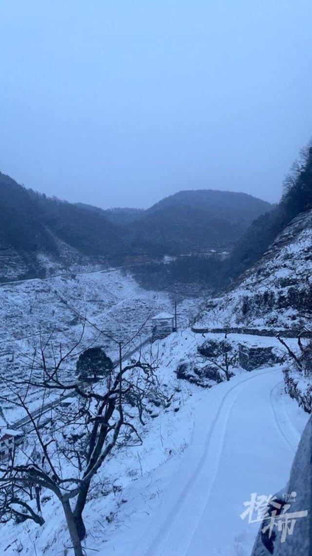 自驾回家开上山腰小道，车子爆胎陷进坑里，深更半夜紧贴山崖……