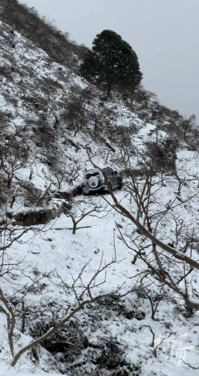 自驾回家开上山腰小道，车子爆胎陷进坑里，深更半夜紧贴山崖……