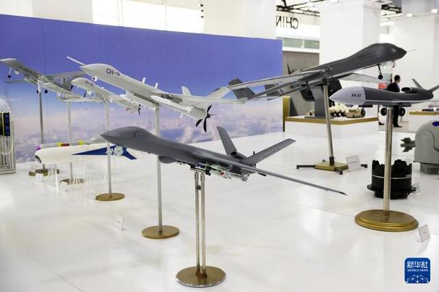 这是2月5日在沙特阿拉伯利雅得拍摄的防务展上的无人机模型。新华社记者王东震摄