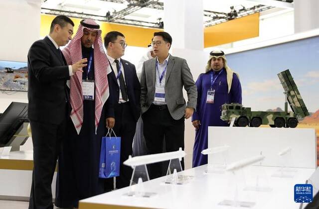 2月5日，在沙特阿拉伯利雅得，人们在中国展区参观。新华社记者王东震摄