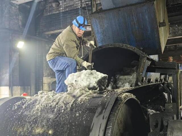 华能岳阳电厂第一时间清理落煤斗及约制槽内堵塞的积雪