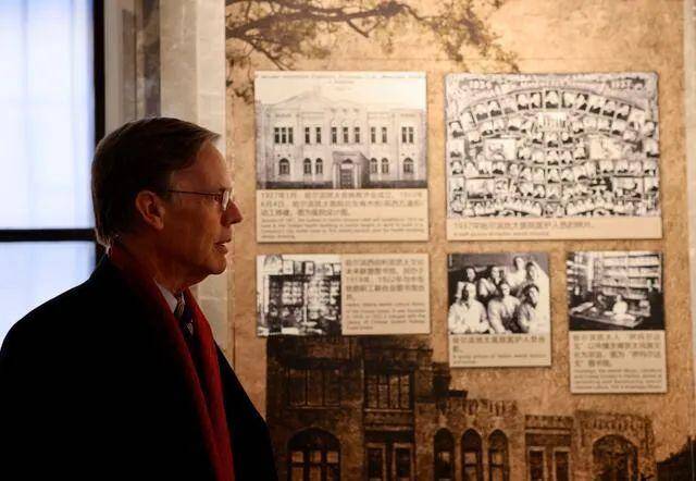 伯恩斯提到自己参观了美国驻哈尔滨领事馆旧址和哈尔滨犹太历史文化博物馆