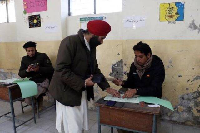 当地时间2024年2月8日，巴基斯坦伊斯兰堡，巴基斯坦大选投票开始，选民参加投票。图/ICphoto