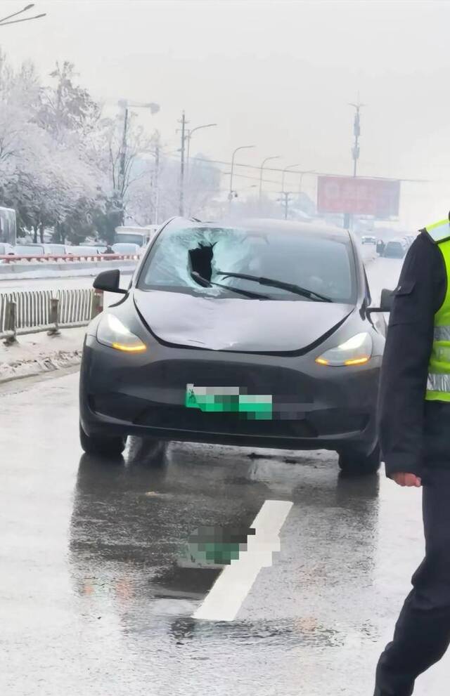 ▲2月7日，岳阳洞庭湖大桥路过车辆受损严重