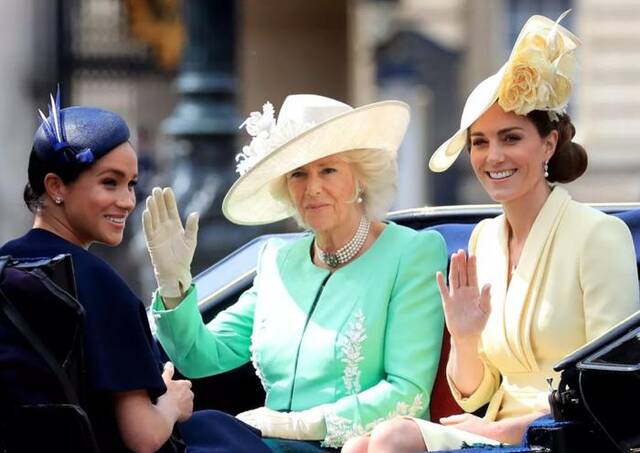 凯特（右）乘坐马车参加王室活动
