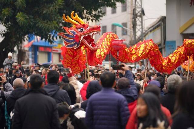 含“龙”量极高：大年初一过年氛围拉满，街头景区人潮涌动