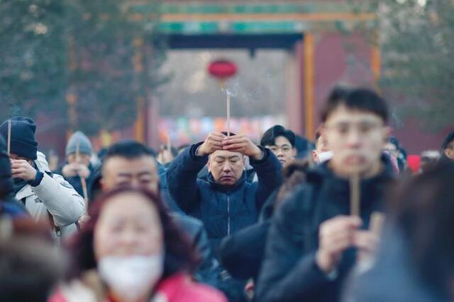 2024年2月10日，市民在北京雍和宫祈福。中新社记者韩海丹图