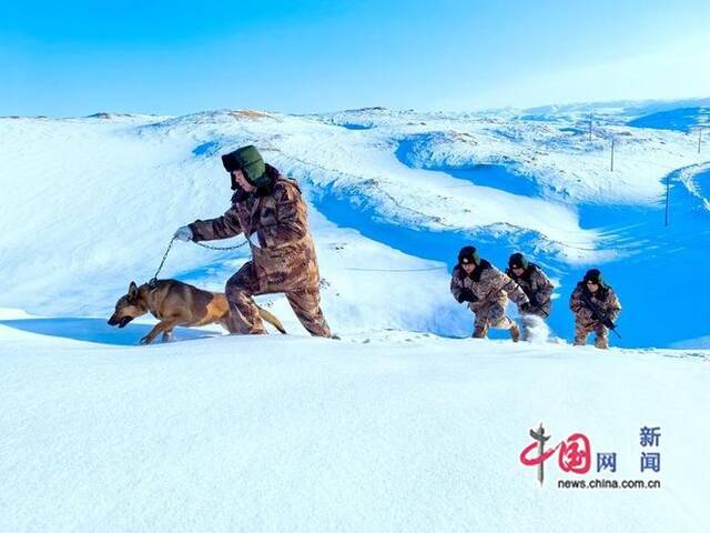 翻雪山。黄超摄中国网发