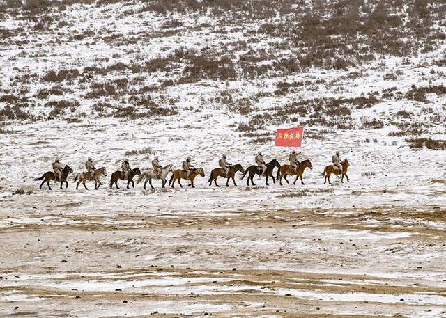 2月9日，火箭军某部骑兵连在海拔近4000米的雪域高原巡逻。新华社发（刘明松摄）
