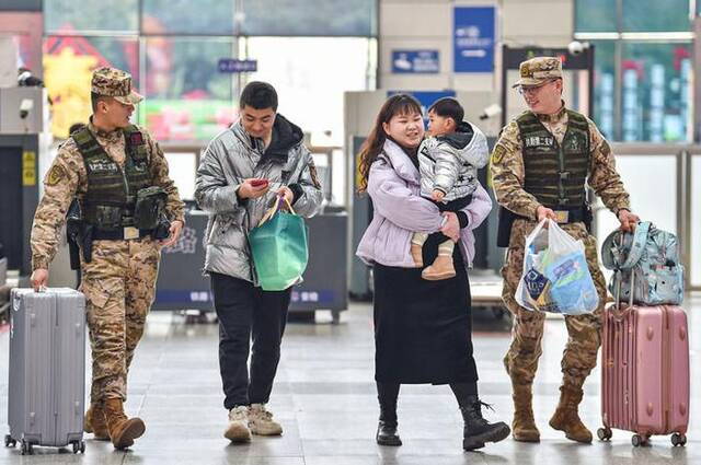 2月9日，武警重庆总队官兵在重庆北站为过往的旅客提供帮助。新华社发（王肸摄）