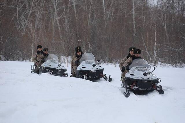 2月9日，新疆军区阿黑吐拜克边防连官兵驾驶雪地摩托在边防点位巡逻。新华社发（段伟摄）