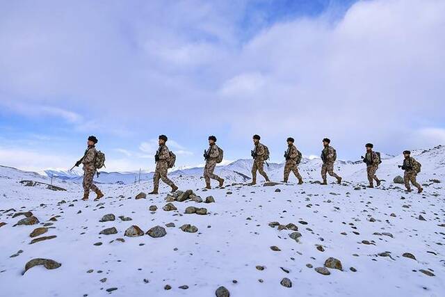2月9日，驻守帕米尔高原的新疆军区某边防团红其拉甫边防连官兵踏雪巡逻。新华社发（姬文志摄）