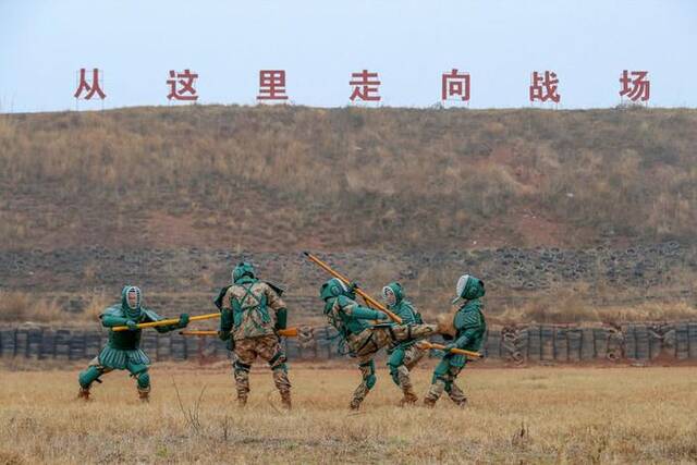 2月9日，陆军第72集团军某旅组织刺杀对抗训练，锤炼官兵实战对抗技能。新华社发（张毛摄）