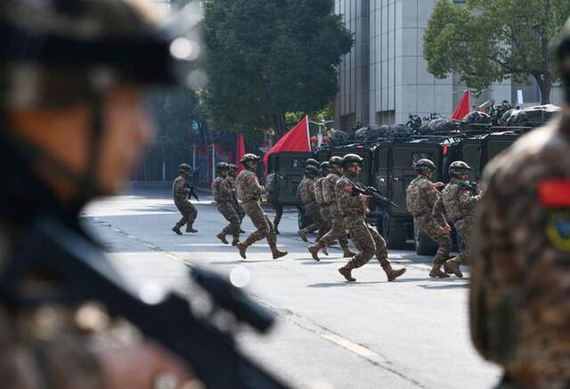 2月9日，武警安徽总队合肥支队组织官兵进行拉动演练。新华社发（徐伟摄）