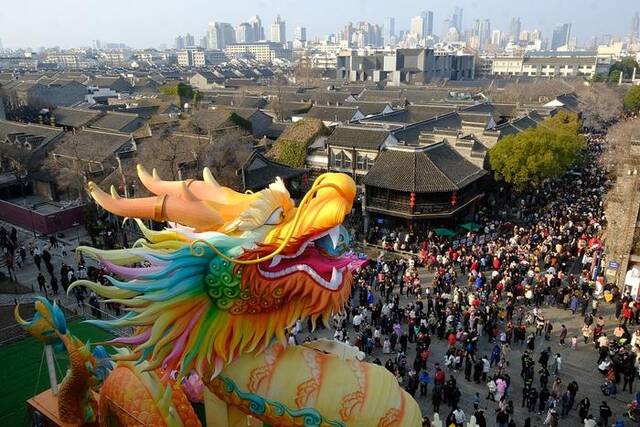 旅游市场火爆：多地景区门票售罄约满，呼吁错峰出行