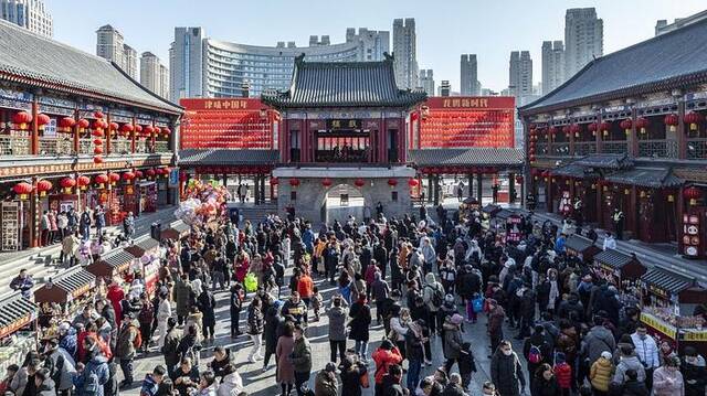 旅游市场火爆：多地景区门票售罄约满，呼吁错峰出行