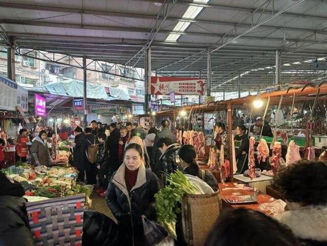 （农贸市场猪肉消费点财联社记者摄）