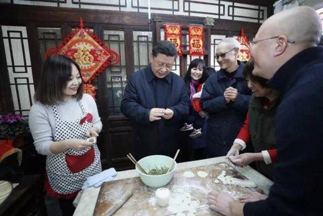 2019年2月1日，习近平总书记在北京前门东区草厂四条胡同，同朱茂锦一家人包饺子、聊家常。新华社记者鞠鹏摄