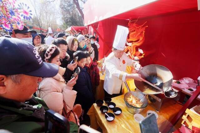 中国烹饪大师、同和居鲁菜制作技艺第六代传承人武根深现场制作炸烹虾肉。受访者供图