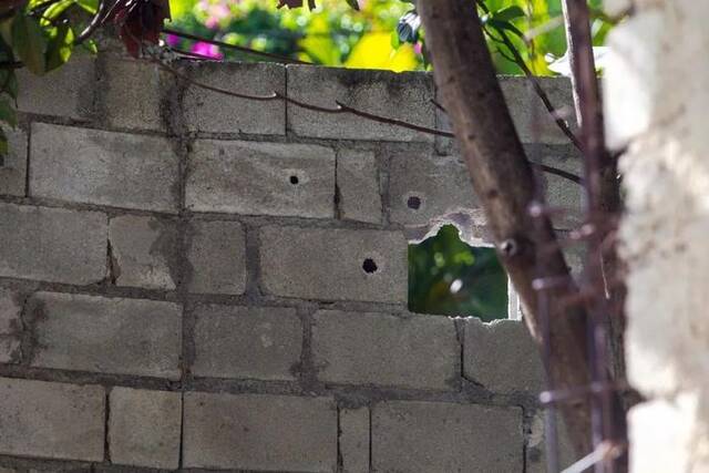 当地时间2021年7月7日，海地太子港，海地总统莫伊兹在私人寓所中遭袭身亡。图为满是弹痕的住所。图/ICphoto
