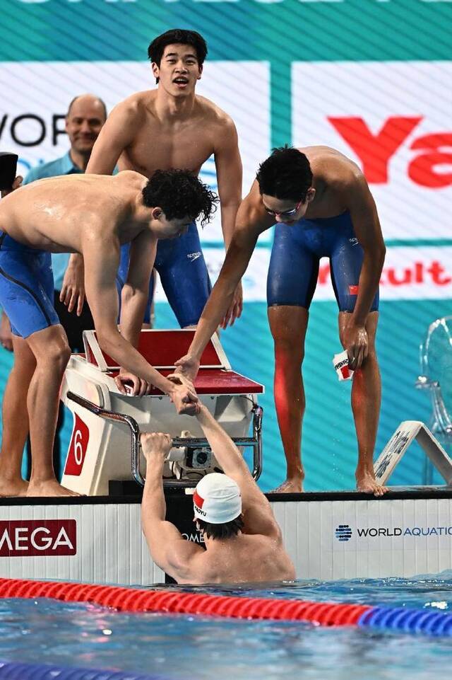 中国队夺世锦赛男子4x100米自由泳接力冠军：潘展乐破世界纪录