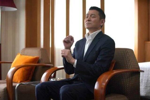 ·刘德华饰演的刘伟驰搬到三星级酒店“体验生活”。