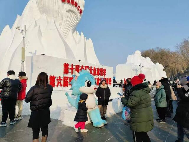松花江冰雪嘉年华将于2月24日前拆除结束。哈尔滨日报图